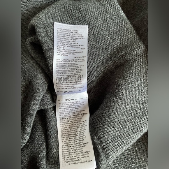 GAP Gray V-Neck Sweater Classic Knit - Picture 5 of 7